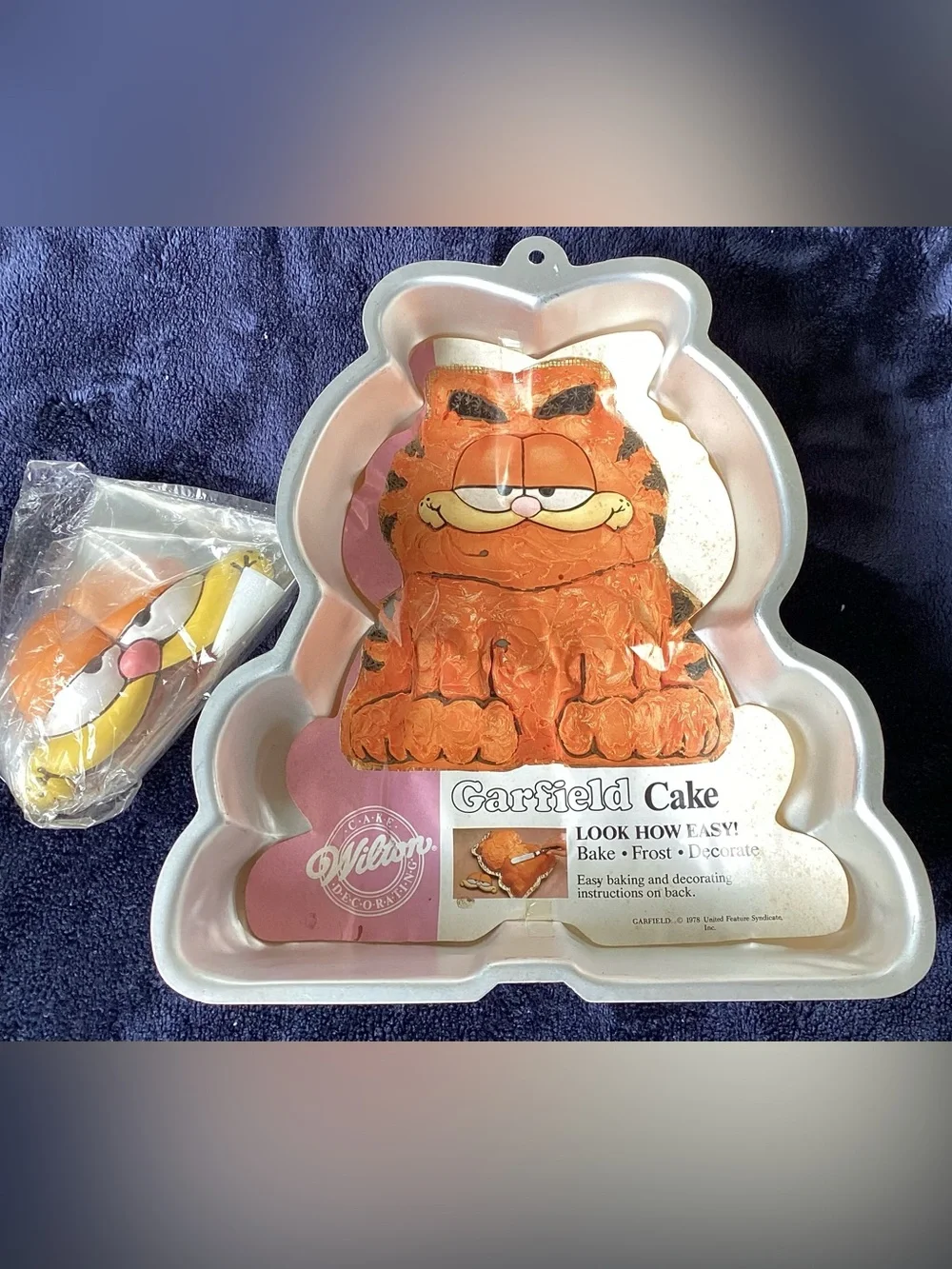 Vintage Wilton Garfield the Cat Cake Pan with Plastic Face 1978
